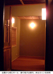 玄関の飾り格子に煤竹を採用、ホール床は床はカリンを使用しました。
 縁板に欅を採用しています。