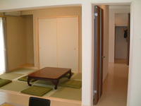 和室
リビングルームから見た和室です。
間仕切りを開け、開放的なスペースです。