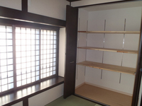 畳を琉球畳に替え、柱、鴨居、長押、廻り子等木部をシックに塗装し、より落ち着いた寝室になりました。