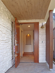 玄関は木のタイプを使用し、来客やご家族をあたたかくお迎えします。