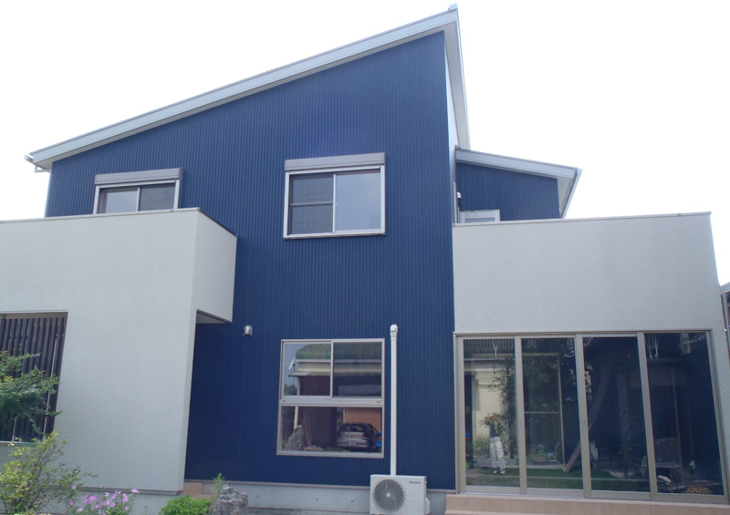 青と白の爽やかな外観